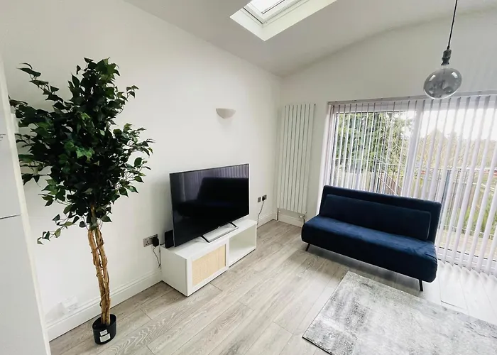 Cozy 1 Bedroom Garden Escape